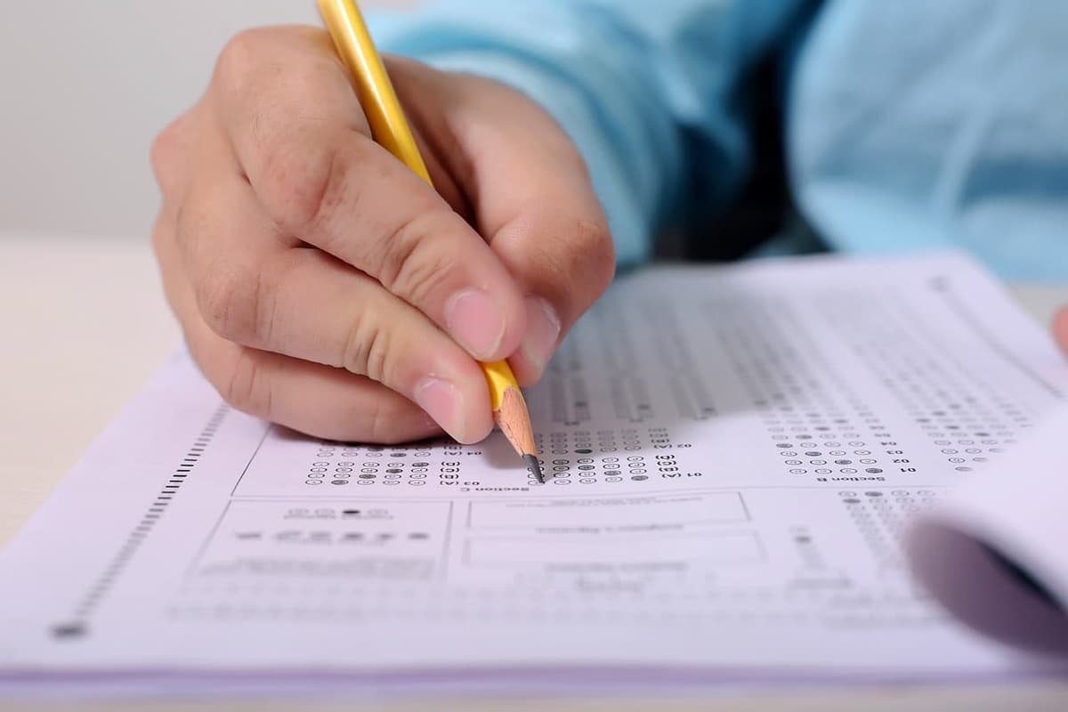 Estudantes realizando simulados